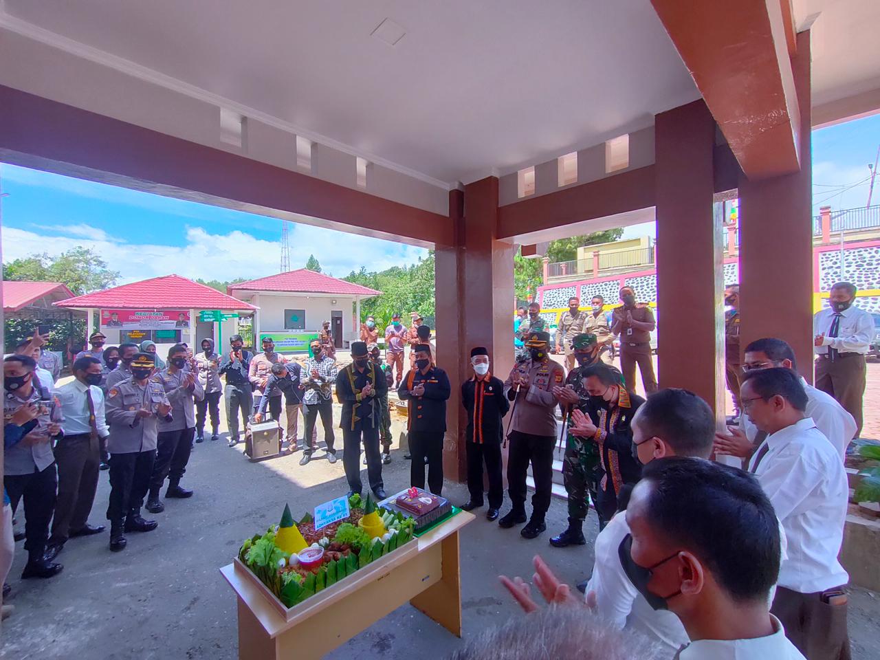 Bupati dan wakil Bupati serta Kajari Blangkejeren, Kapolres dan Dandim Undangan lainnya,sedang menyanyikan selamat Ulang tahun di hadapan Nasi Tumpeng,Kamis 22/07. Beritasore/Muhammad Iqbal