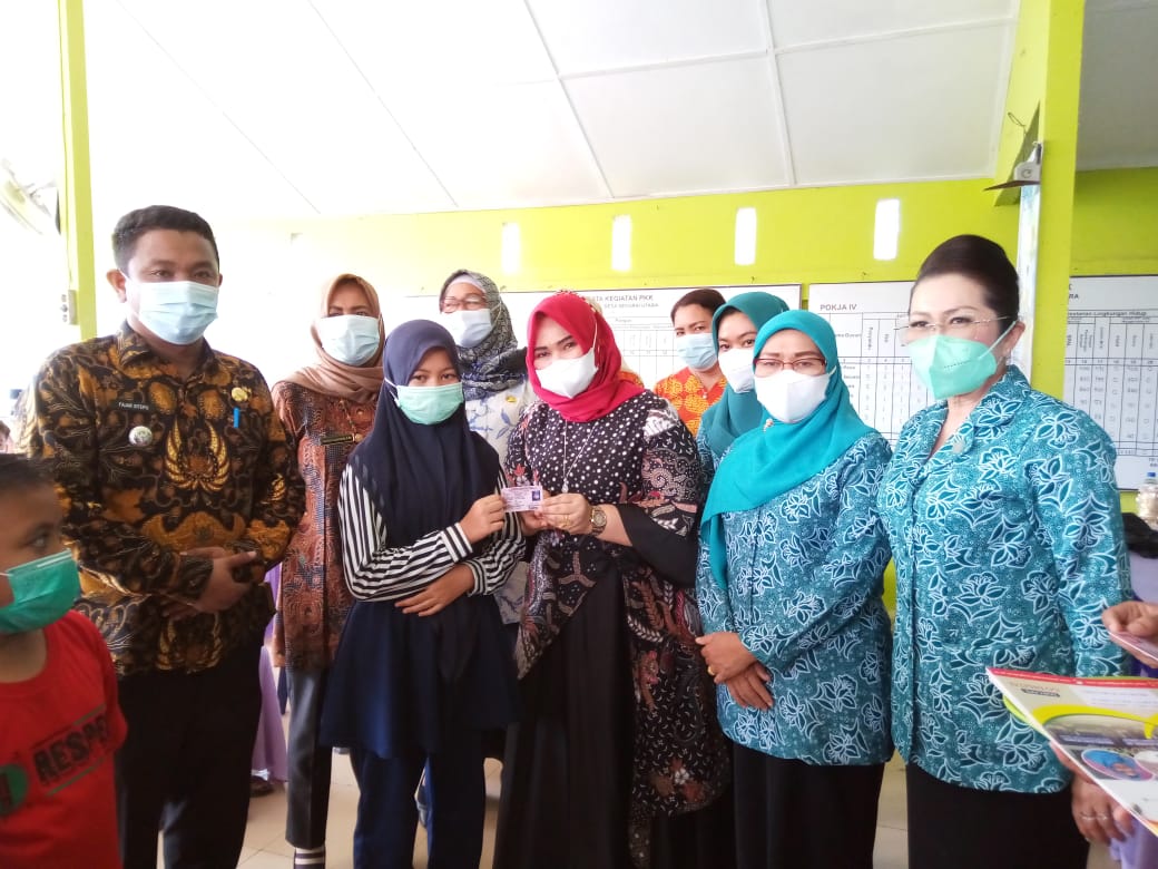 Ketua TP PKK Kabupaten Langkat, Tiorita Terbit Rencana bersama pengurus memberikan kartu KIA KTP dan KK secara simbolis kepada warga Desa Securai Utara Kecamatan Babalan Kabupaten Langkat, di Aula Kantor Desa Securai Utara, Kamis (22/7/2021). beritasore/ist
