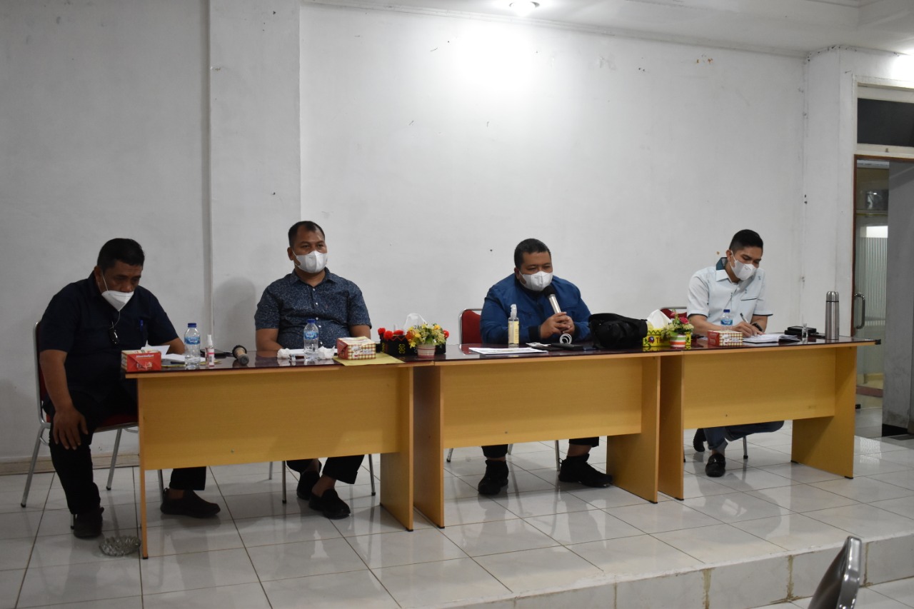 Pemerintah Kabupaten Tapanuli Selatan (Tapsel) bersama unsur Forum Komunikasi Pimpinan Daerah (Forkopimda), menggelar rapat kordinasi terkait penanganan dan pengendalian penyebaran virus Corona-19 di Exs Kantor Bupati Tapsel, jalan Kenanga Kota Padangsidimpuan, Kamis (22/7). beritasore/Birong RT