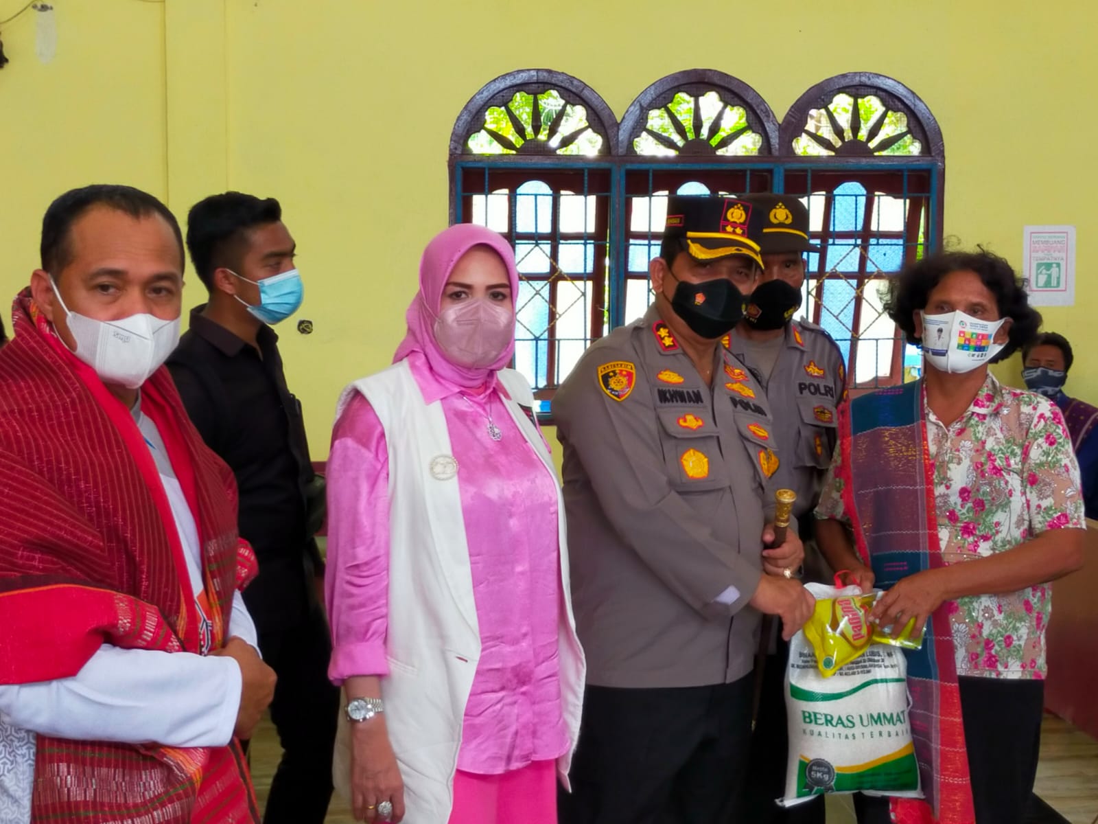 Kapolres Dan Bupati Batubara Serahkan 90 Paket Bansos Kepada 7 Gereja GKPI di Desa Sumber Tani Kec.Datuk Tanah Datar Kab.Batubara Jum'at (23/7-2021).beritasore/Alirsyah