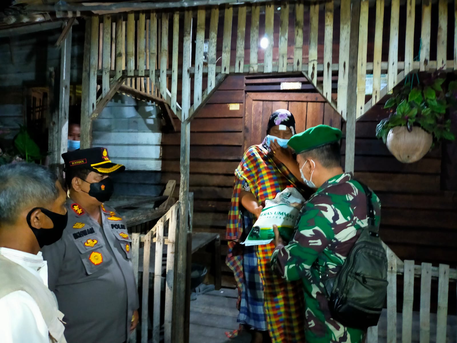 Kapolres Batubara AKBP H.Ikhwan Lubis SH,MH pimpin Ops Yustisi  Patroli rawan Kamtibmas dor-tu-dor, Jum'at (23/7/2021).beritasore/alirsyah