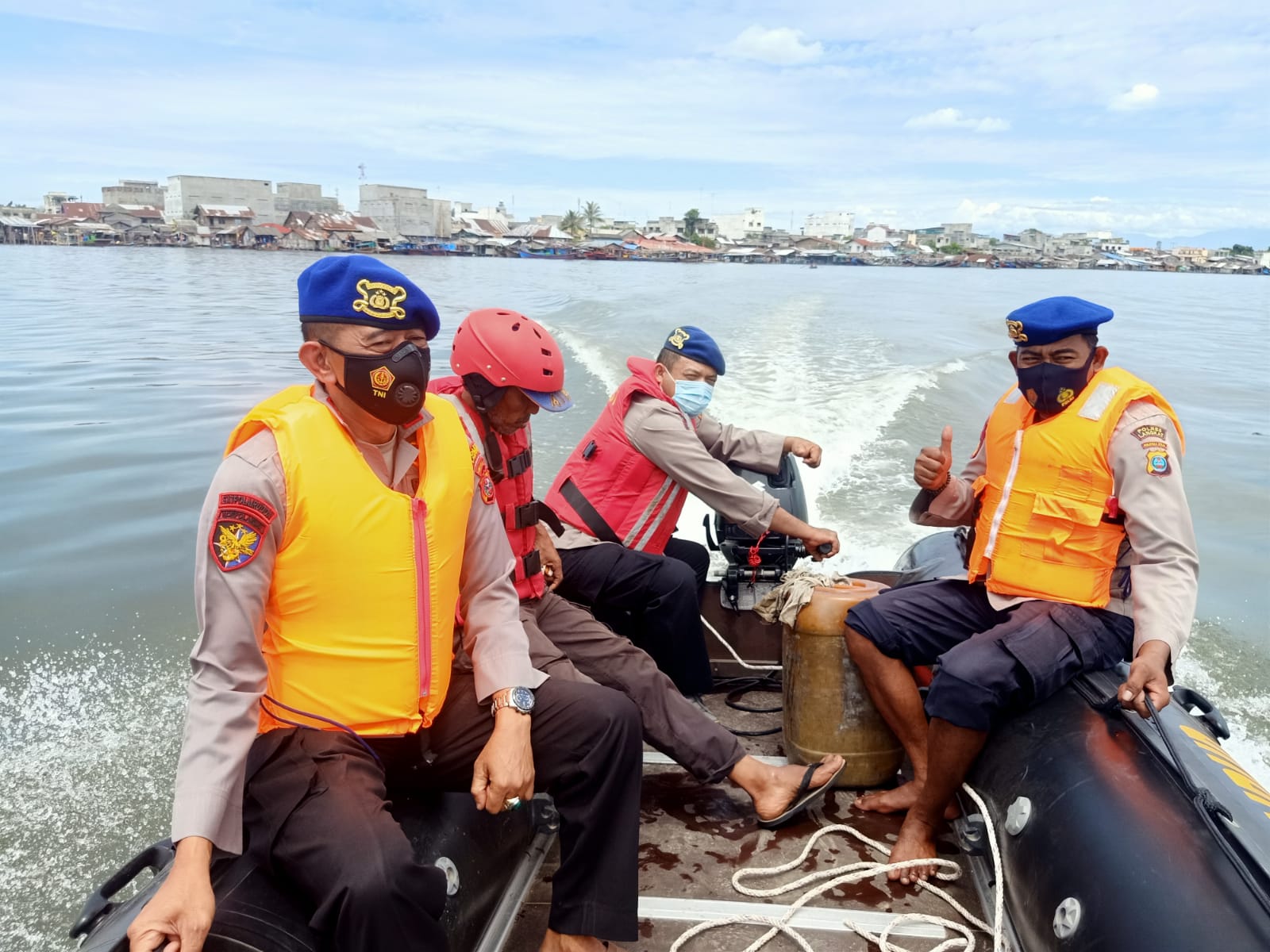 Tim SAR saat melakukan pencarian nelayan asal Sei Bilah yang hilang di laut,  Sabtu (24/7), beritasore/ist