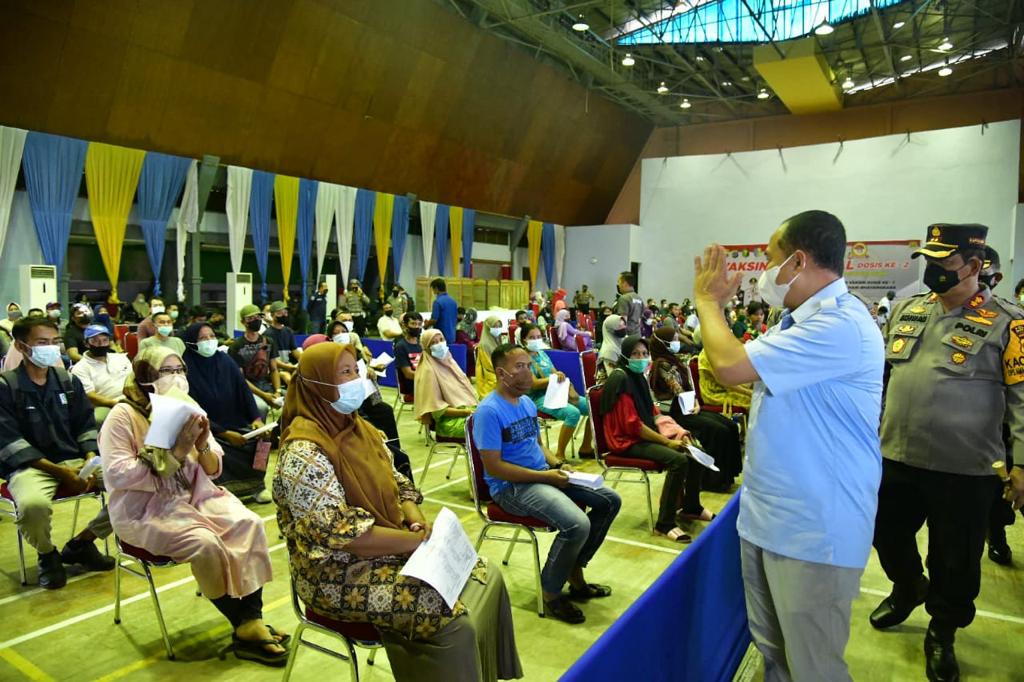 Bupati dan Kapolres Batubara tinjau pelaksanaan vaksin Ke - 2 di Gor PT.Inalum Kec.Sei Suka, Sabtu (24/7/2021).beritasore/Alirsyah