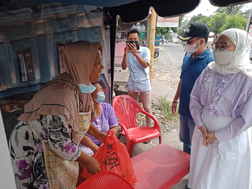 Camat Medan Timur Odi Anggia Batu Bara S.STP di dampingi Istri memberikan bantuan sembako kepada warga terdampak Covid.beritasore/ist