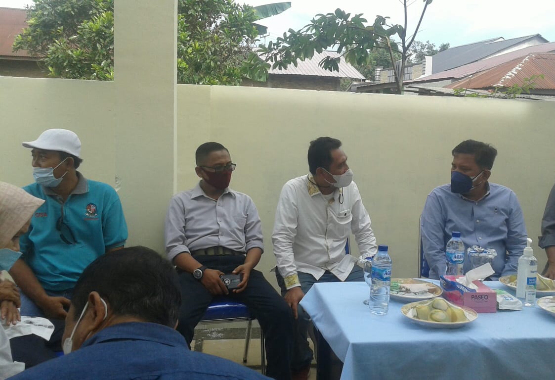 Sekdakab Deli Serdang Darwin Zein.S.sos di dampingi Kepala Desa Indra Yani.SH.saat memberikan pandangan di hadapan Muspika Kec.Sunggal. beritasore/ist