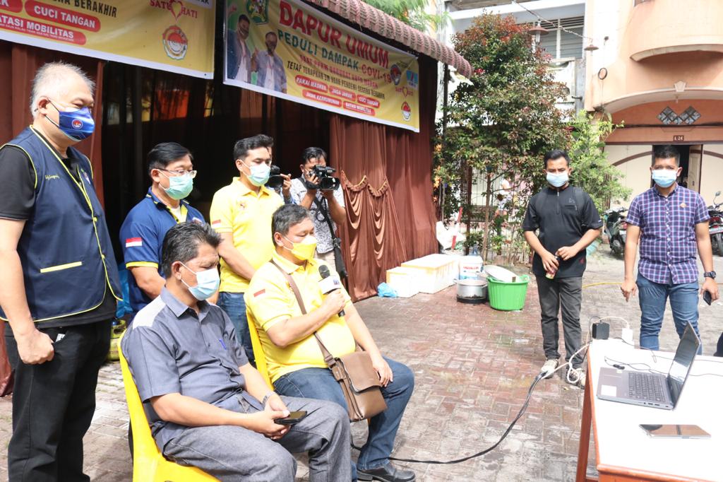 Wali Kota Medan Bobby Nasution hadiri secara luar jaringan (luring) Dapur Umum PPKM Darurat Komunitas Satu Hati, yang di Ketua Komunitas Satu Hati, Sartjipto King dan Kepala BPBD Medan, Arjuna Sembiring di Kompleks Asia Mega Mas. Beritasore/ist