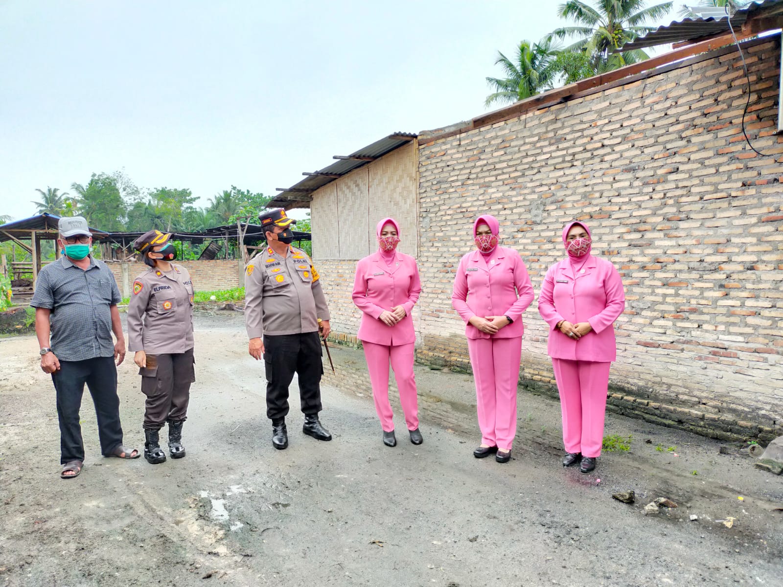 Kapolres Batubara AKBP H.Ikhwan Lubis SH,MH dan Ketua Bhayangkari Cabang Batubara DR. Henny Ikhwan meninjau warga terdampak korban angin Puting Beliung di Desa Benteng Jaya Kec.Sei Balai Kab.Batubara Sumatera Utara, Senin (26/7/2021).beritasore/Alirsyah