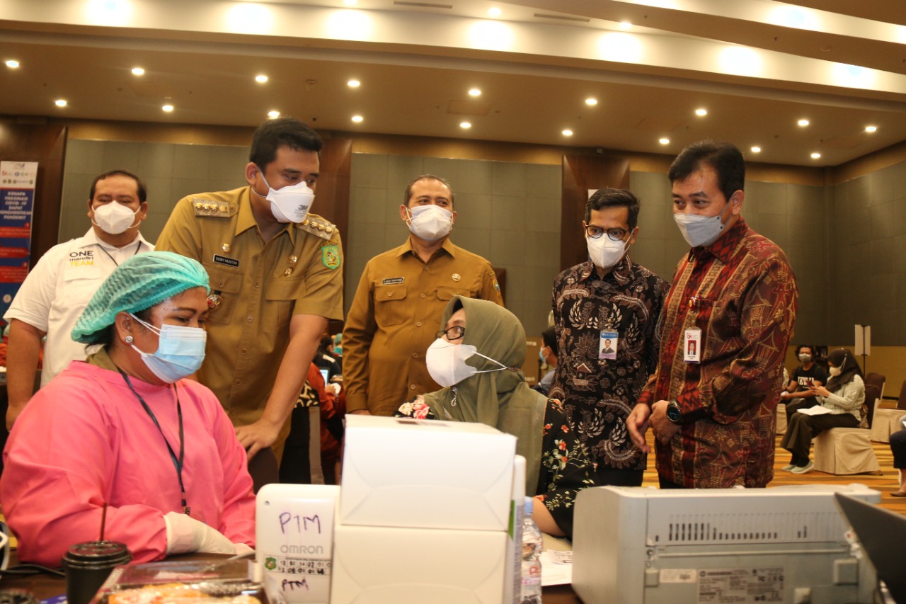 Walikota Medan Muhammad Bobby Afif Nasution, Kepala OJK Regional 5 Sumatera Bagian Utara Yusup Ansori, Kepala Perwakilan Bank Indonesia Provinsi Sumatera Utara Soekowardojo, Staf Ahli Gubernur Sumatera Utara Bidang Ekonomi dan Keuangan Agus Tripriyono meninjau pelaksanaan vaksin di Hotel Santika, Senin (26/7/2021). Beritasore/ist