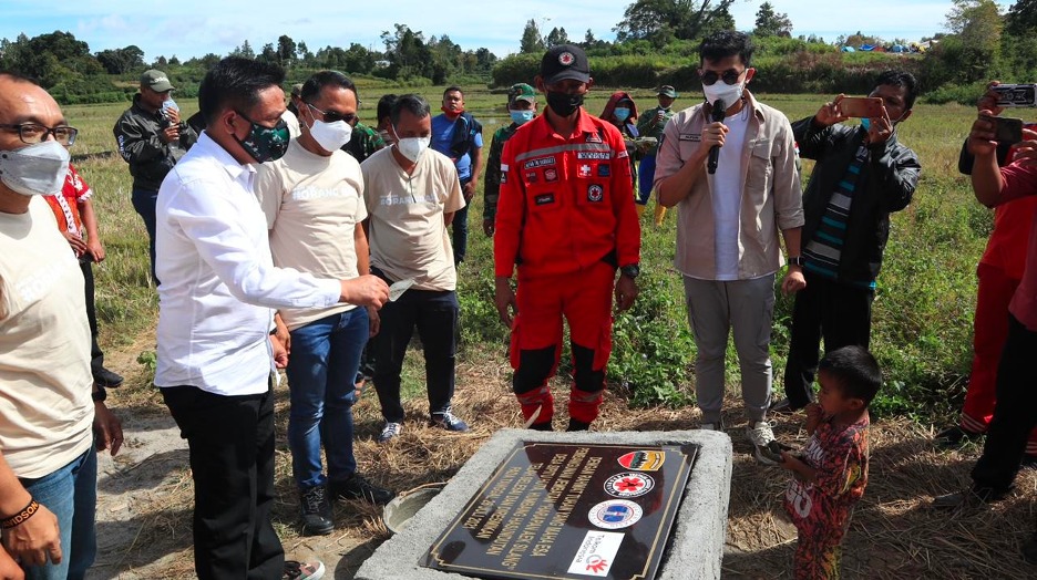 Wakil Bupati Humbang Hasundutan Oloan Paniaran Nababan dan EVP Telkom Regional 1 Semly Saalino meresmikan Jembatan Harapan di Humbahas Senin (26/7/2021). beritasore/ist