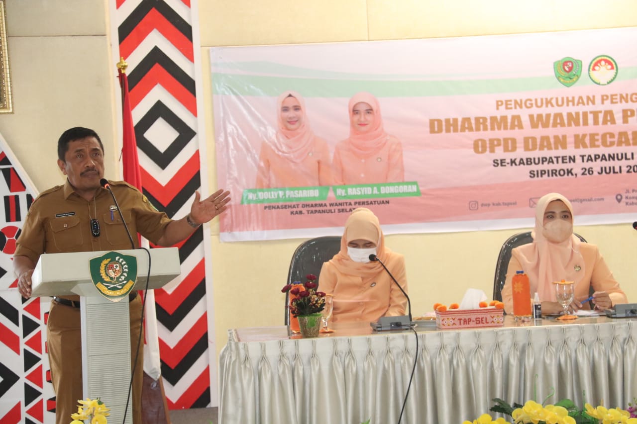 Sekda Drs Parulian Nasution, MM, saat menghadiri pengukuhan pengurus DWP OPD se-Kabupaten Tapsel masa bhakti 2019-2024 secara virtual, di Aula Sarasi, Lantai III, Kantor Bupati Tapsel, Senin (26/7). beritasore/Birong RT