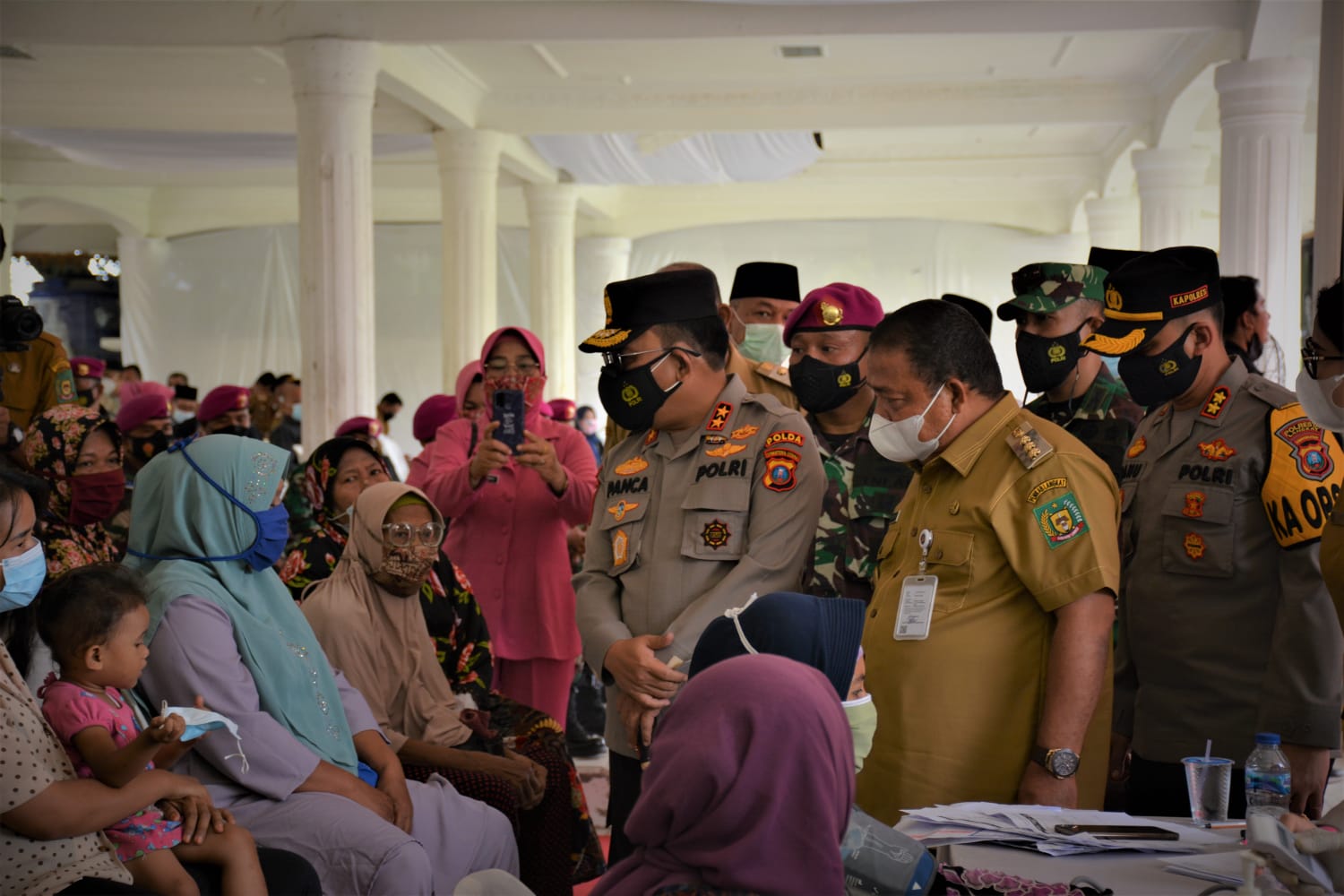  Kapoldasu  Irjen Pol R.Z. Panca Putra Simanjuntak, didampingi Bupati Langkat Terbit Rencana PA dan Wakil Bupati Langkat H.Syah Afandin,   di Tribun Alun - Alun T. Amir Hamzah, Stabat, Senin (26/7/2021). beritasore/ist