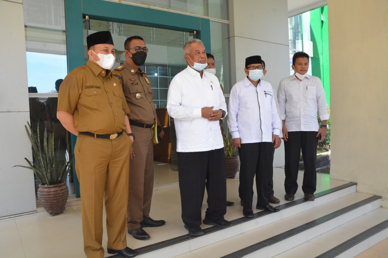Anggota DPR RI Komisi X Prof.Dr.Ir.Djihar Arifin Husin bersama Wakil Walikota Langsa, Dr.H. Marzuki Hamid.MM. dan Rektor IAIN Langsa,Dr.H. Basri Ibrahim.MA. beritasore/Edy saputra.