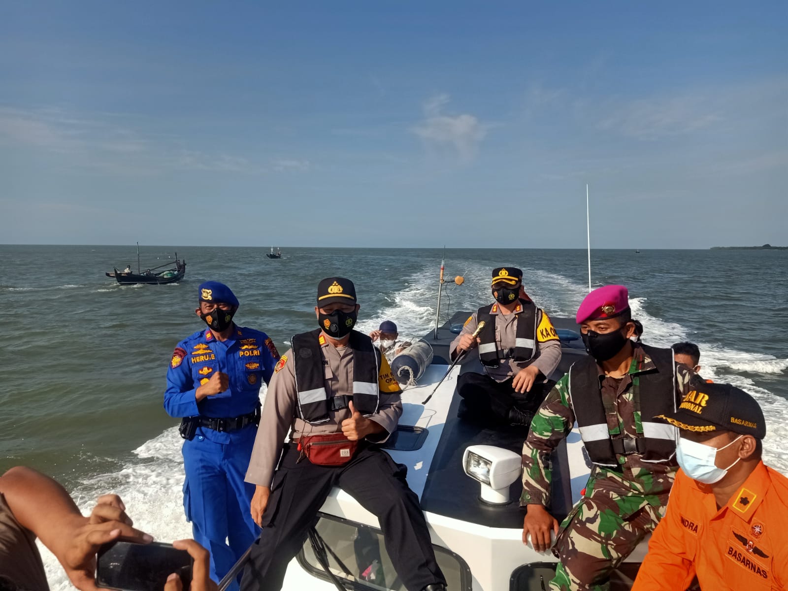 Kapolres Langkat AKBP Danu Pamungkas Tatok SIK (tengah)  ikut lakukan pencarian nelayan yang hilang di Perairan Kwala Sei Lepan , Selasa(27/7). beritasore/Boy Aprizal