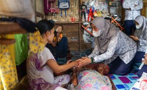 Ketua YKI Batubara Kunjungi Bocah 11 Tahun Patah Tulang