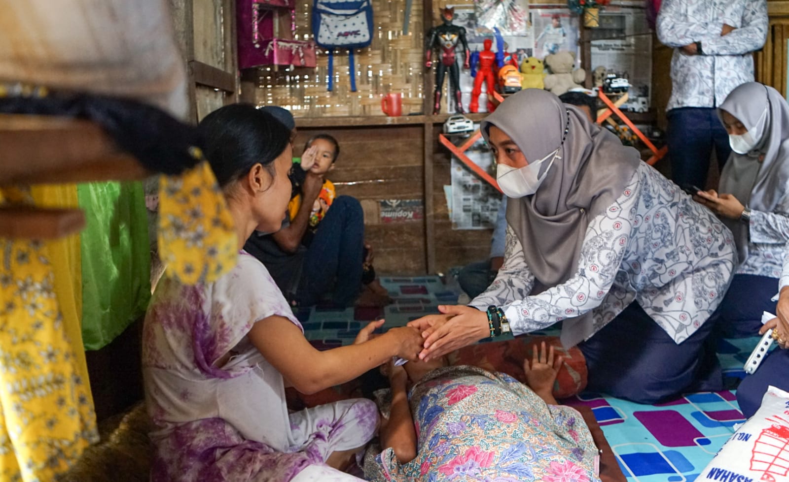 Ketua YKI Batubara Ny.Maya Indriasari Zahir mengunjungi Desti bocah 11 Tahun diagnosa menderita patah atau pergeseran tulang belakang yang lumpuh warga Desa Bogak Kecamatan Tanjung Tiram Kab. Batubara, Selasa (27/07/2021). beritasore/Alirsyah