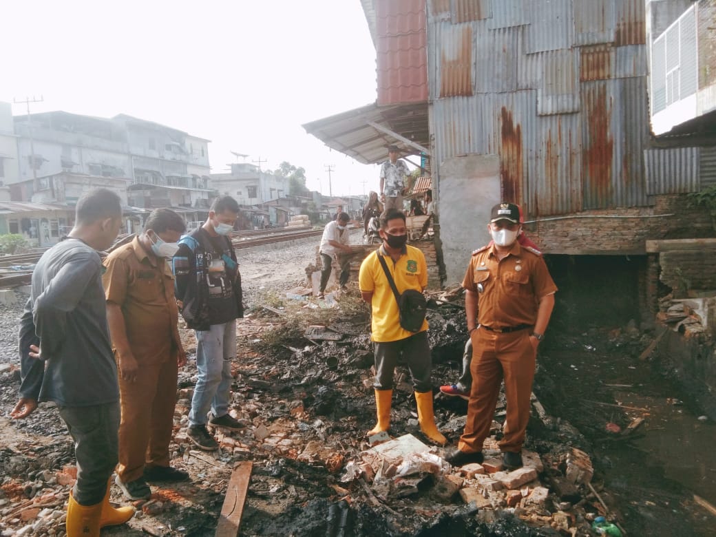 Camat Medan Timur Odi A Batu Bara berada Tinjau lokasi pengorekan parit di jalan Tahir kel.Glugur Darat I. beritasore/ist