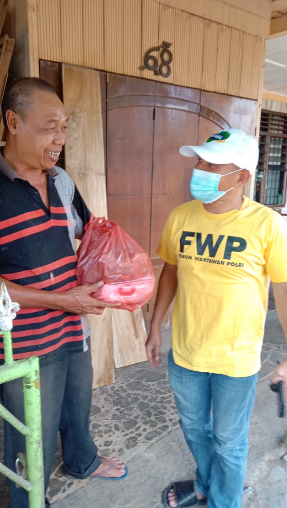 Forum Wartawan Poldasu Menyalurkan sembako kepada Bilal mayit.beritasore/ist