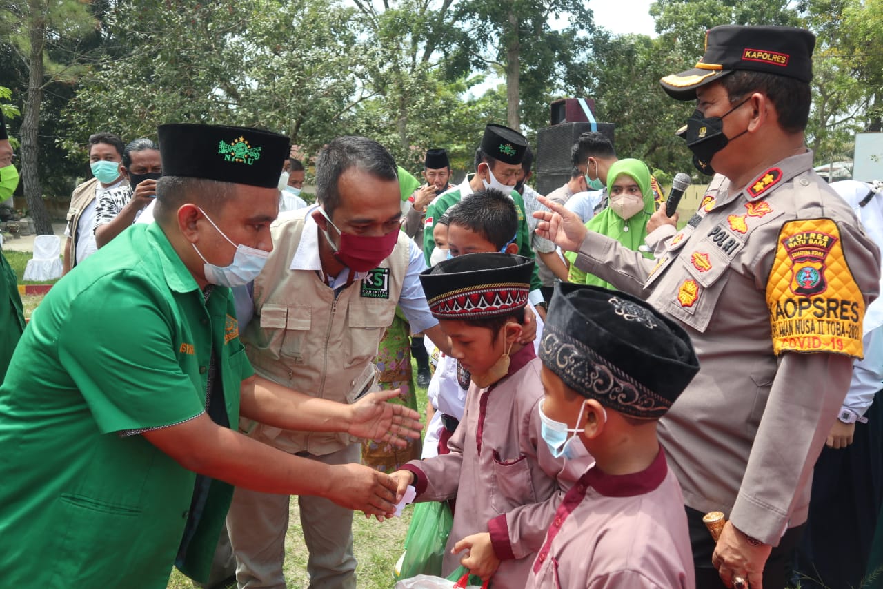 Kapolres Batubara AKBP H.Ikhwan Lubis SH,MH gandeng Ketua PC NU Batubara H. Bakhtiar Mugaza S.P.d M.Hum menggelar Bakti sosial (Baksos) di halaman Mapolsek Indra Pura Kec. Air Putih, Rabu (28/7/2021).beritasore/Alirsyah