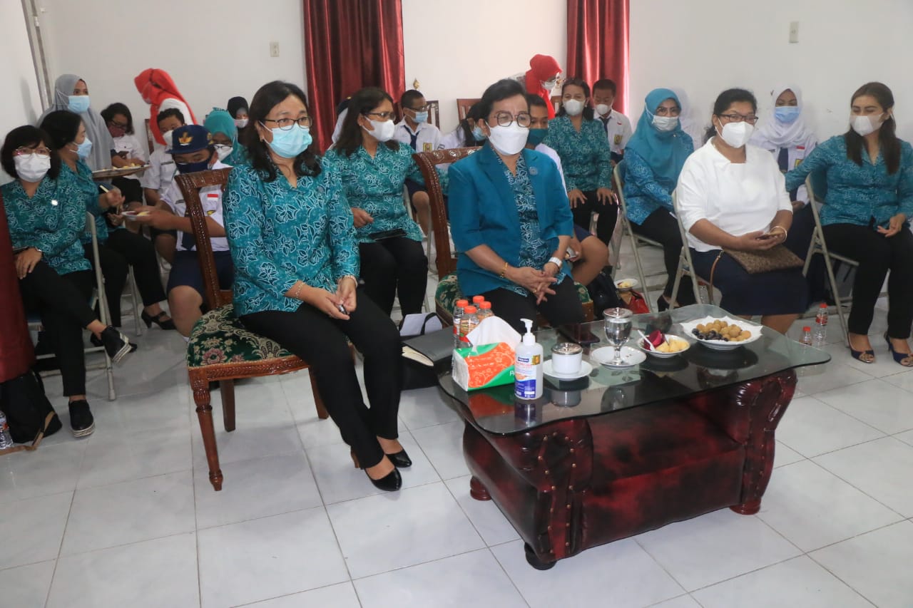 Ketua TP PKK Kabupaten Simalungun Ny Ratnawati Radiapoh Hasiholan Sinaga mengikuti kegiatan Sosialisasi Cegah Perkawinan Anak (Cepak) menuju Keluarga Indonesia Sejahtera Harmonis (Kisah) secara Virtual. Beritasore/ist