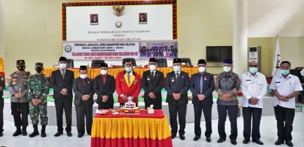 Suasana Usai rapat peripurna di gedung DPRD Nisel dalam rangka peringatan Hari Jadi Kabupaten Nisel ke-18 tanggal 28 Juli 2021 yang ditandai dengan pemotongan kue oleh Bupati Hilarius Duha, Wakil Bupati Firman Giawa dan Ketua DPRD Elisati Halawa, Rabu (28/07) beritasore/Menghadapi Sarumaha