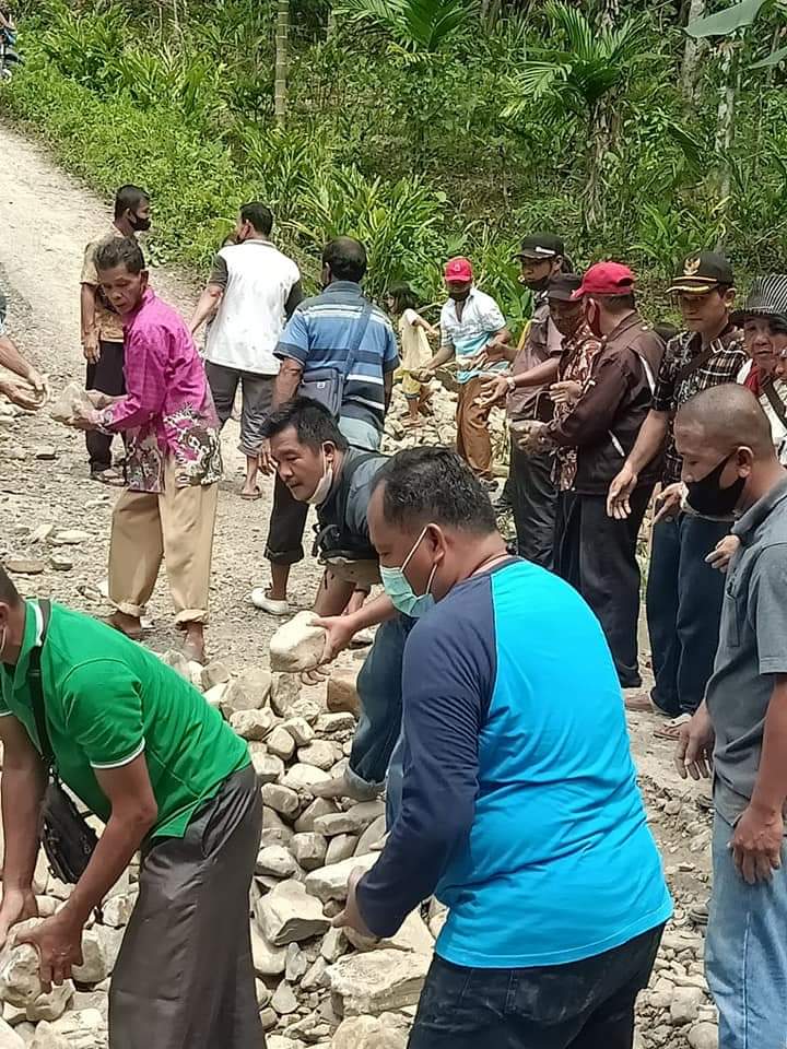 Wakil Bupati Nisel sangat dikagumi masyarakat atas peran aktif dalam setiap gotong royong untuk memperbaiki kondisi jalan yang longsor. Contohnya, jalan antara Desa Sinar Helaowo dan Desa Sifalago Gomo Kecamatan Boronadu, Sabtu lalu. beritasore/Menghadapi Sarumaha