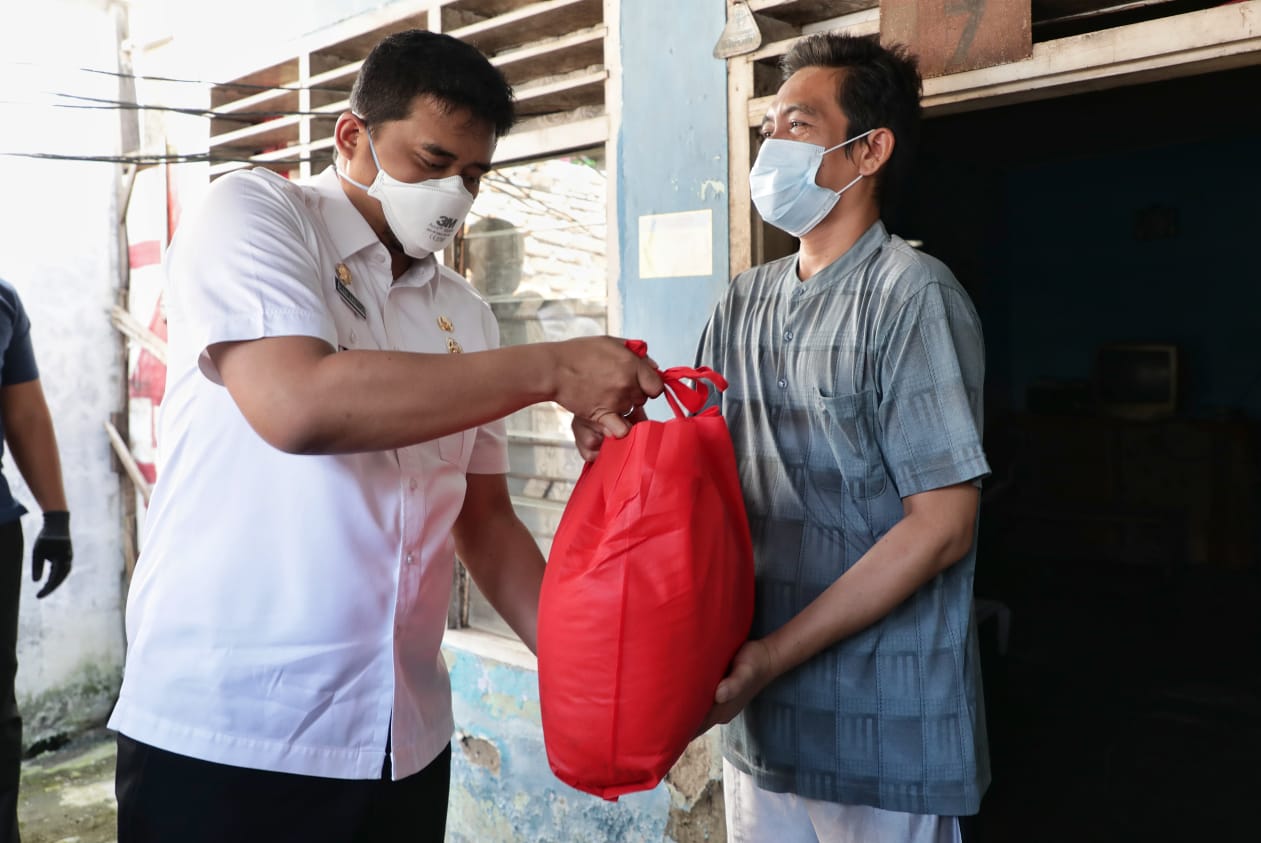 Wali Kota Medan Bobby Nasution memberikan bantuan secara pribadi berupa paket sembako kepada masyarakat di Jalan Rahmat, Kelurahan Sitirejo II Kecamatan Medan Amplas, Rabu (28/7). Beritasore/Ist
