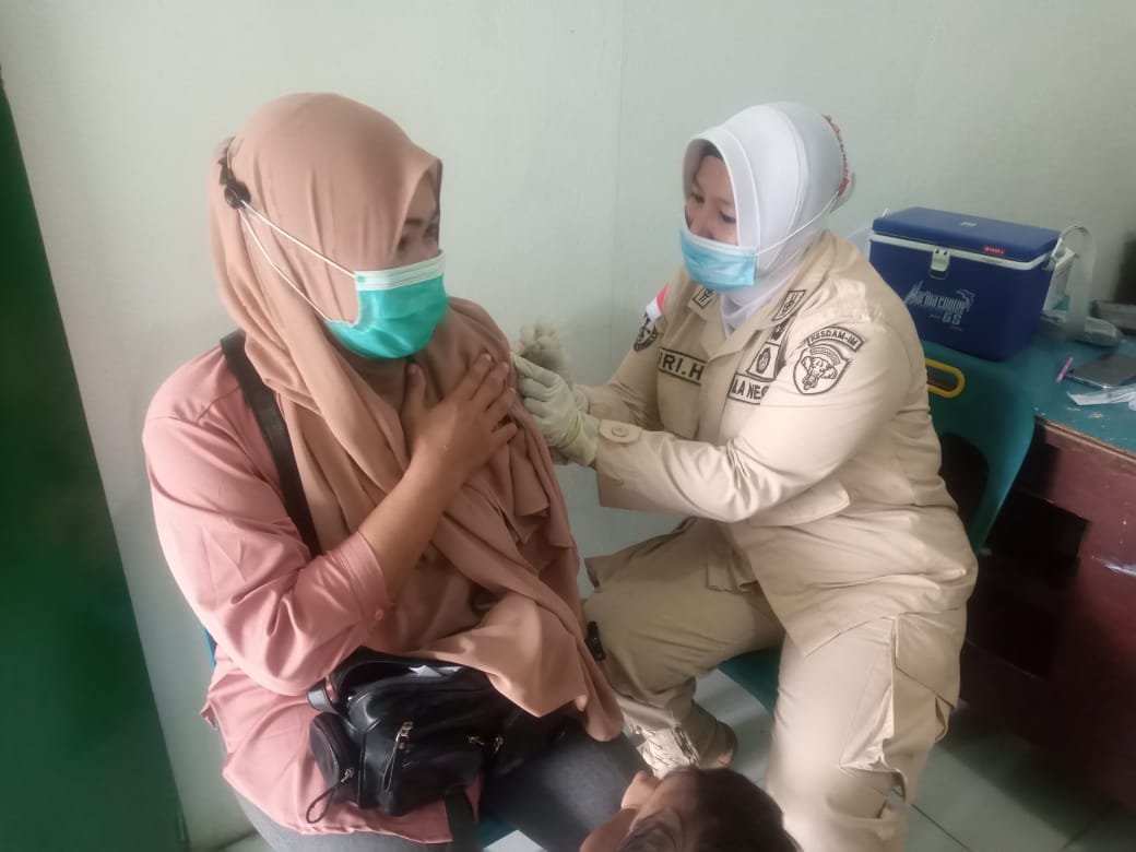 Puluhan Keluarga Anggota TNI Personil Kodim 0117/Aceh Tamiang beserta masyarakat mendapatkan vaksin COVID-19 tahap I dan II dalam giat Serbuan Vaksin oleh jajaran Kodim 0117/Aceh Tamiang. Beritasore/ist