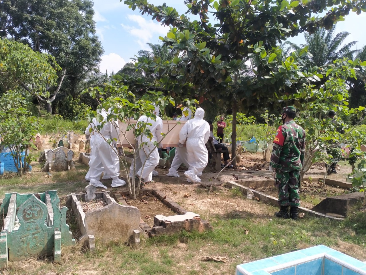 Babinsa koramil 07/Kejuruan Muda jajaran Kodim 0117/Aceh Tamiang Sertu Prengki Purba beserta tiga personil anggota Koramil 07/Kejuruan Muda bersama Tim Satgas COVID-19 melaksanakan pendampingan prosesi pemakaman salah seorang warga yang meninggal dunia di RSUD Aceh Tamiang. Beritasore/ist