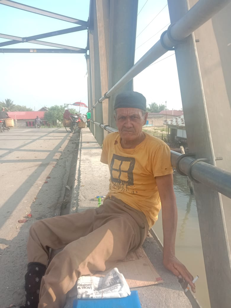 Bainuddin (69) Warga Dusun II Desa Sentang Kec.Nibung Hangus berprofesi meminta-minta di jembatan Titi Batubara Kiri, Ingin bertemu Kapolres Batubara AKBP H.Ikhwan Lubis SH,MH, Kamis (29/7/2021).beritasore/Alirsyah