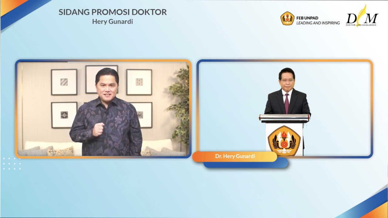 Menteri BUMN Erick Thohir menyampaikan ucapan selamat kepada Doktor Hery Gunardi yang lulus dengan predikat sangat memuaskan Kamis (29/7/2021). beritasore/ist