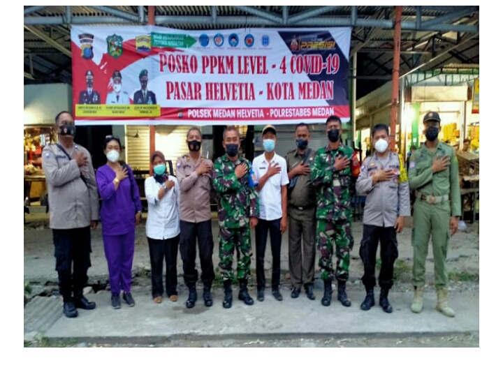 Muspika Kecamatan Helvetia Foto bersama usai mendirikan Posko PPKM Level IV yang berada di pasar Tradisional Kel.Helvetia Tengah Kec.Medan Helvetia, Kamis (29/7). Beritasore/ist