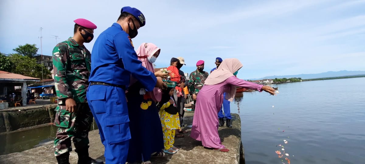 Kasat Pol Airud Res Langkat Iptu Heru Ediyanto mewakili tim SAR  menaburkan bunga bersama keluarga korban, Kamis (29/7). beritasore/ist