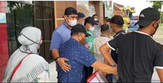 Oknum Anggota DPRD Paluta Saat ditangkap Tim kejari Paluta. Beritasore/ist