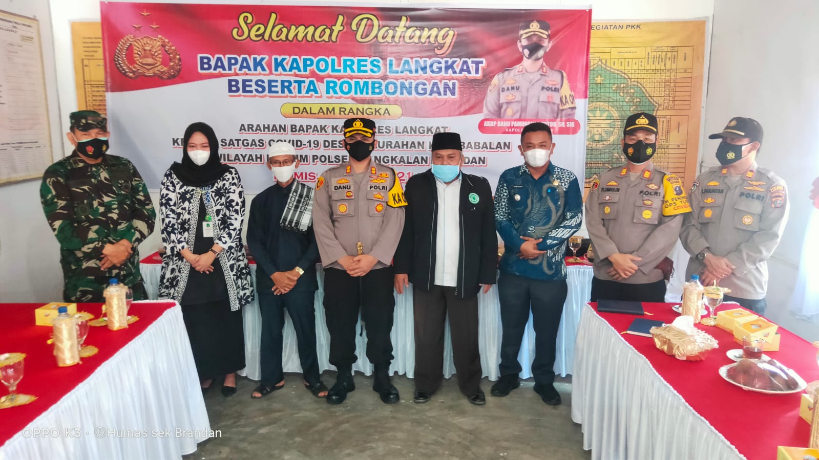 Kapolres Langkat AKBP Danu Pamungkas Totok foto bersama usai arahan di Kantor Kelurahan Pelawi Utara,  Kamis(29/7) beritasore/ist