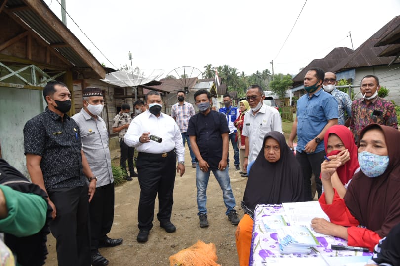 Bupati saat meninjau kegiatan pengumpulan sampah di Bank Sampah, untuk kedua kalinya di Desa Siamporik Dolok, Kecamatan Angkola Selatan, Kabupaten Tapsel, Jumat (30/7). beritasore/Birong RT
