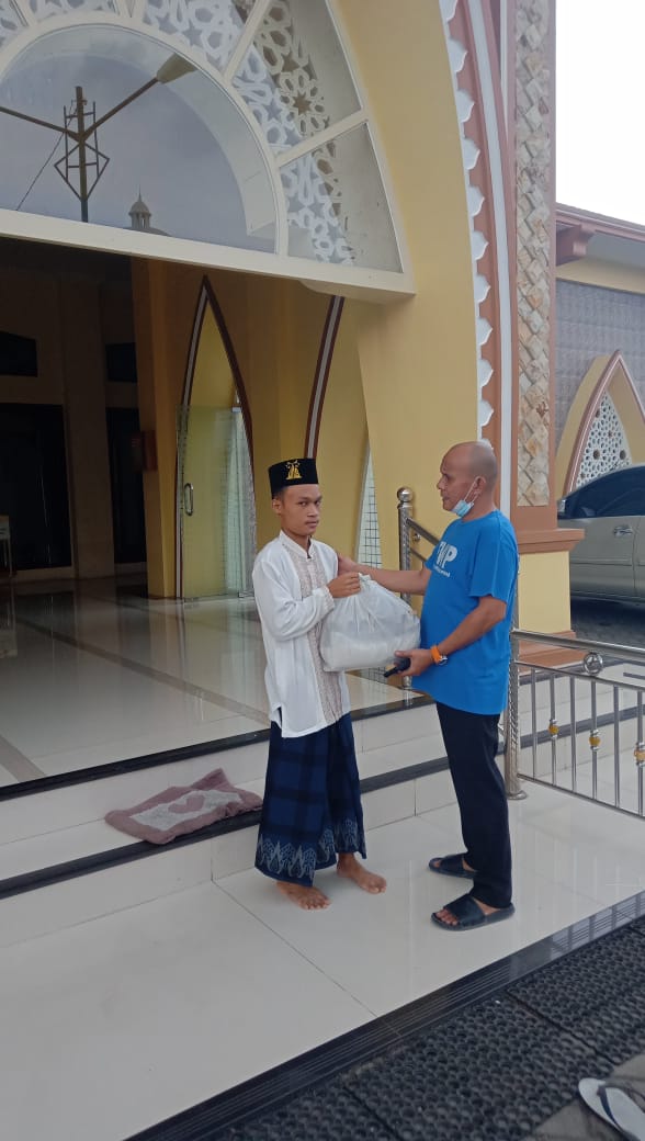 Forum Wartawan Unit  Poldasu (FWP) Zulkifli memberikan bantuan paket bantuan sosial  kepada pengurus mesjid, Jumat (30/7/2021) beritasore/ist