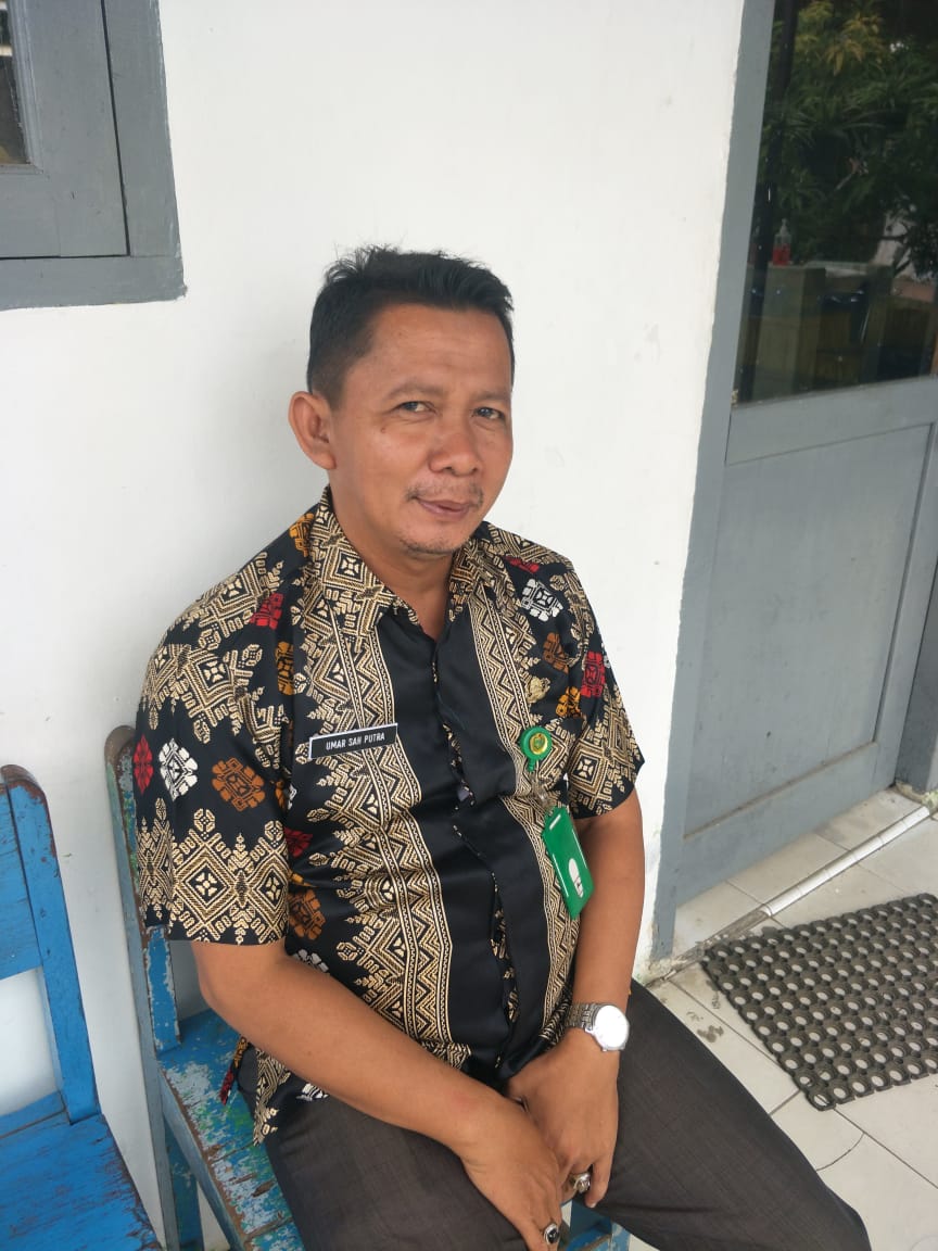 Plt Kepala SMAN Babalan Umar Syahoutra. beritasore/Boy Aprizal