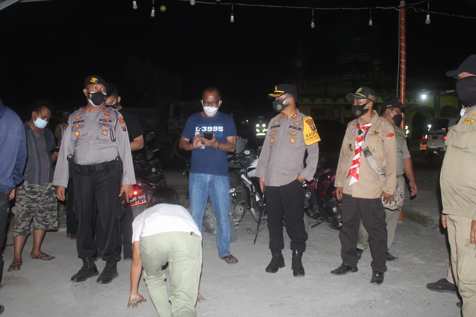 Kapolres Sergai AKBP Robin Simatupang turun langsung Operasi Gabungan PPKM Mikro di berbagai tempat di Serdang Bedagai, bagi yang melanggar tidak memakai Masker di hukum Push Up, Jumat ( 30/07/2021), malam(Azwen)