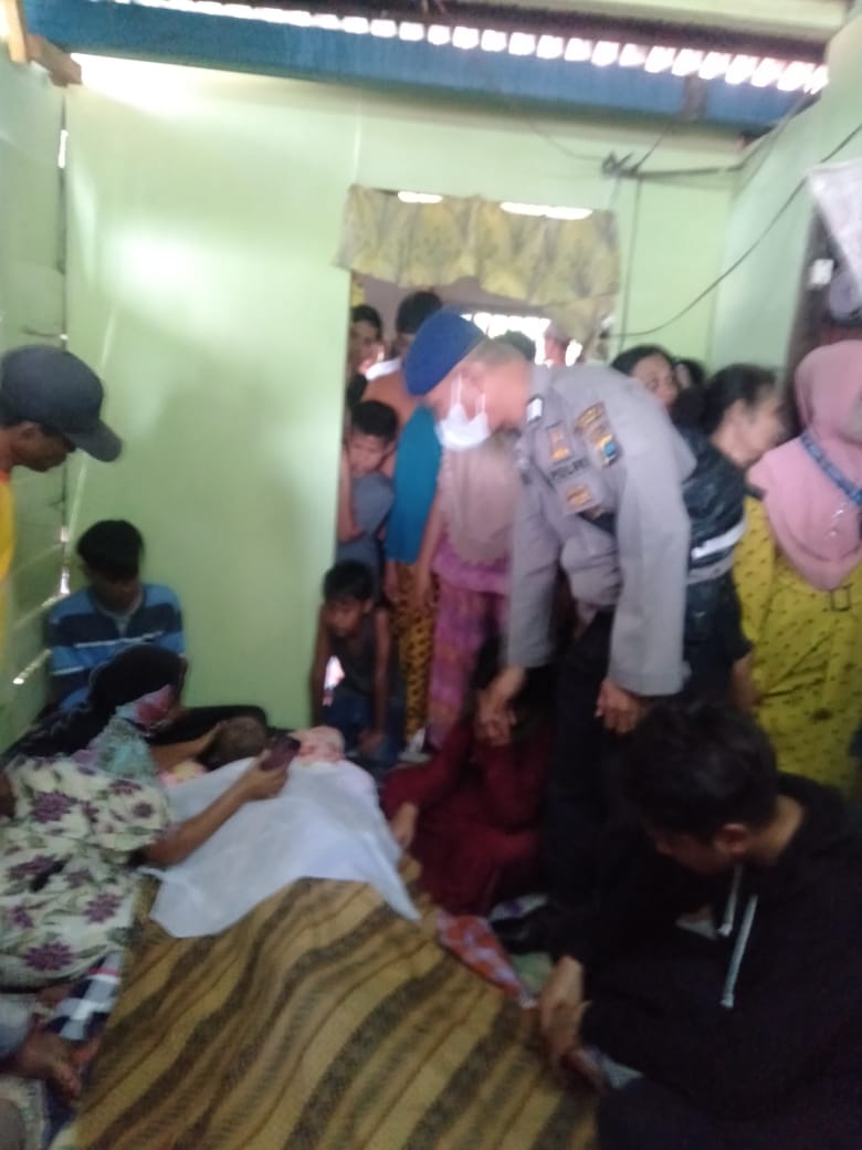 Jenazah M Sangkot saat  di kediamannya  Jln. Pasar Pompa Lingk. II Kel. Sei Bilah Timur  Kec. Sei Lepan, Kab.  Langkat, Sabtu (31/7). Beritasore/ist