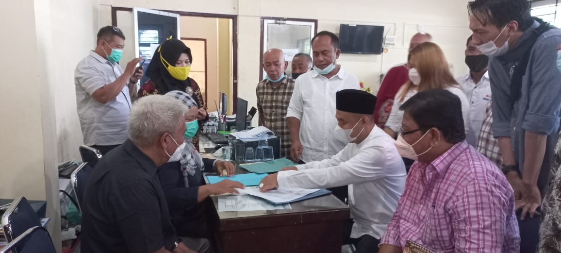 H Farianda Putra Sinik SE saat mendaftar menjadi Calon Ketua PWI Sumut di Kantor PWI Sumut di Medan. (Ist)