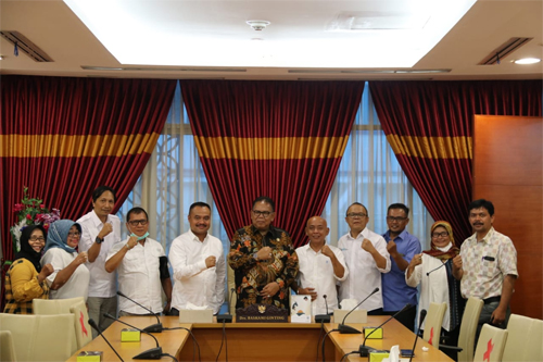 Ketua DPRD Sumut Drs Baskami Ginting Foto bersama usai menerima audiensi pengurus PWI Sumut periode 2021-2026 dipimpin Ketua PWI Sumut teripilih H Farianda Putra Sinik dan panitia pelaksana pelantikan pengurus PWI Sumut, Rabu (24/11/2021) di ruang kerjanya gedung DPRD Sumut. Beritasore/ist