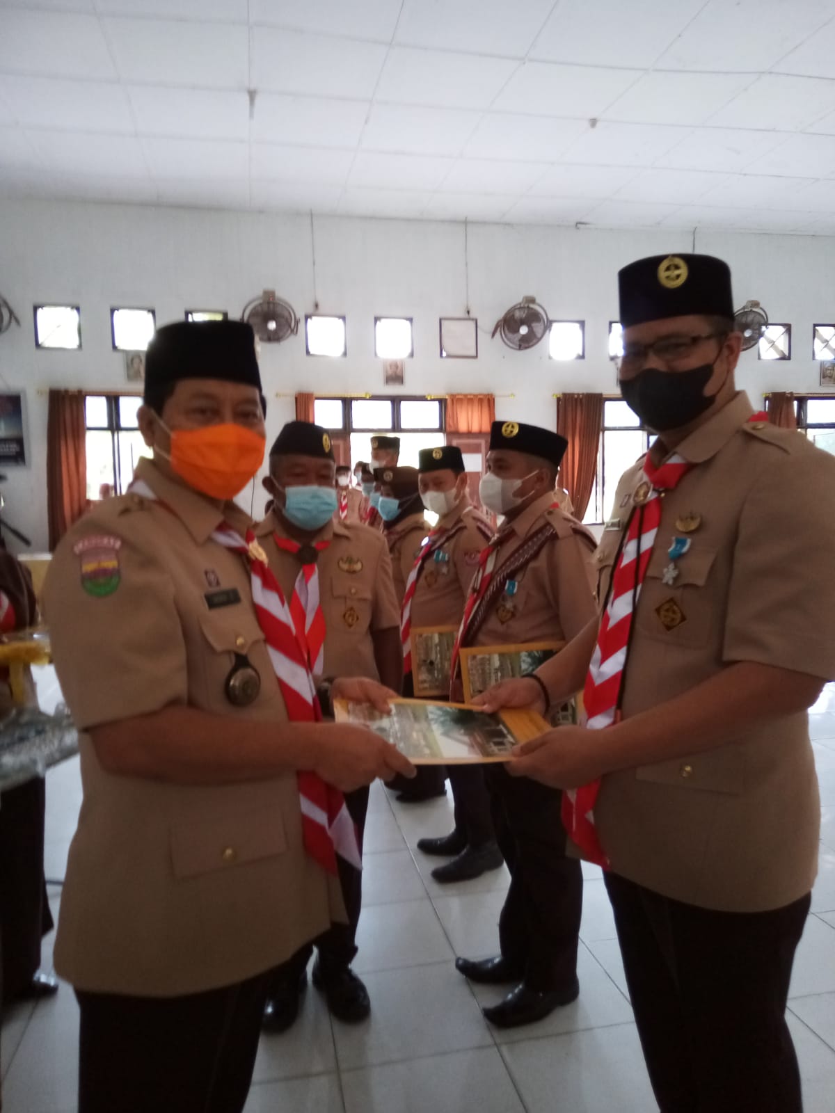 Teks Foto /Beritasore/ist Sekda saat memberikan penghargaan , di Aula Samsul Arifin Kwarcab Langkat, Kamis (21/10/ 2021).