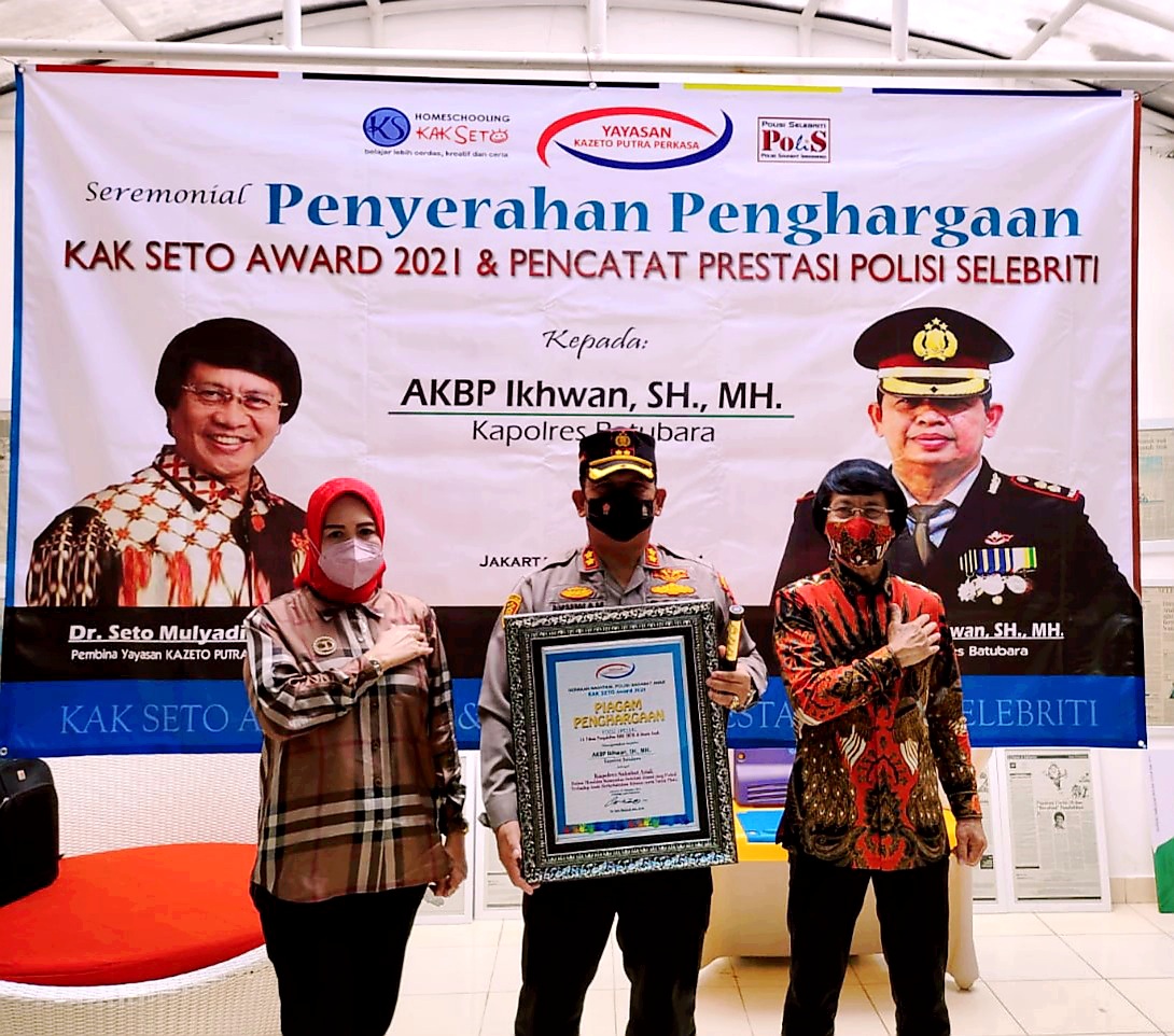 LPAI Jakarta Anugerahi Piagam Penghargaan kepada Kapolres Batubara AKBP H.IKhwan Lubis SH,MH Senin (01/11-2021).beritasore/Alirsyah
