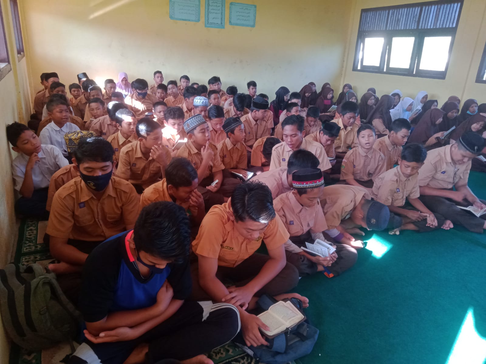 Siswa UPTD SPF SMPN 2 Singkil terlihat begitu antusias dan serius mengikuti program Yasinan di sekolah. Beritasore/M.Zaelani Sidik