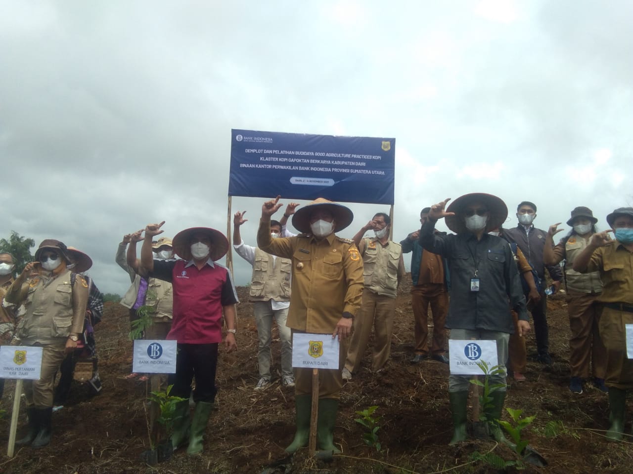 Direktur KPw BI Sumut Ibrahim (kanan) dan Bupati Dairi Eddy Keleng Ate Berutu (tiga kanan) foto bersama usai melakukan penamaman bibit kopi sebagai simbol kick off dan pelatihan budidaya kopi good agriculture practice kopi di Desa Perjuangan, Kabupaten Dairi, Selasa (2/11). beritasore/ist