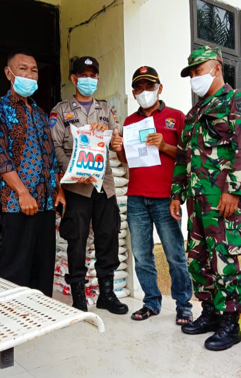 Yudi Sagala terlihat diabadikan bersama Kapolsek Singkil, Danramil serta Kepala Desa disela-sela agenda Vaksinasi serentak, Rabu (3/11). Beritasore/M.Zaelani Sidik