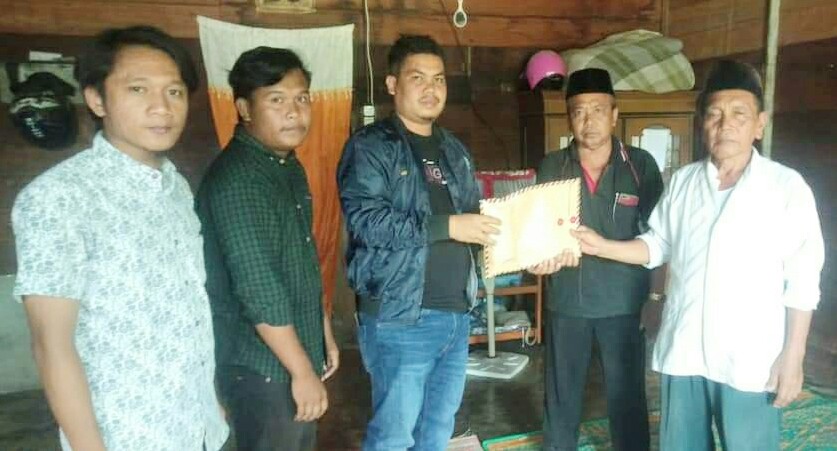 KBBR Paluta Serahkan Uang Hasil Galang Dana Kepada Satu Keluarga yang Menderita Penyakit Kronis di Dusun Suka Mulia, Desa Rondaman Lombang, Kecamatan Portibi, Kabupaten Padang Lawas Utara. Rabu (03/11/2021). beritasore/Ikhwan Siregar