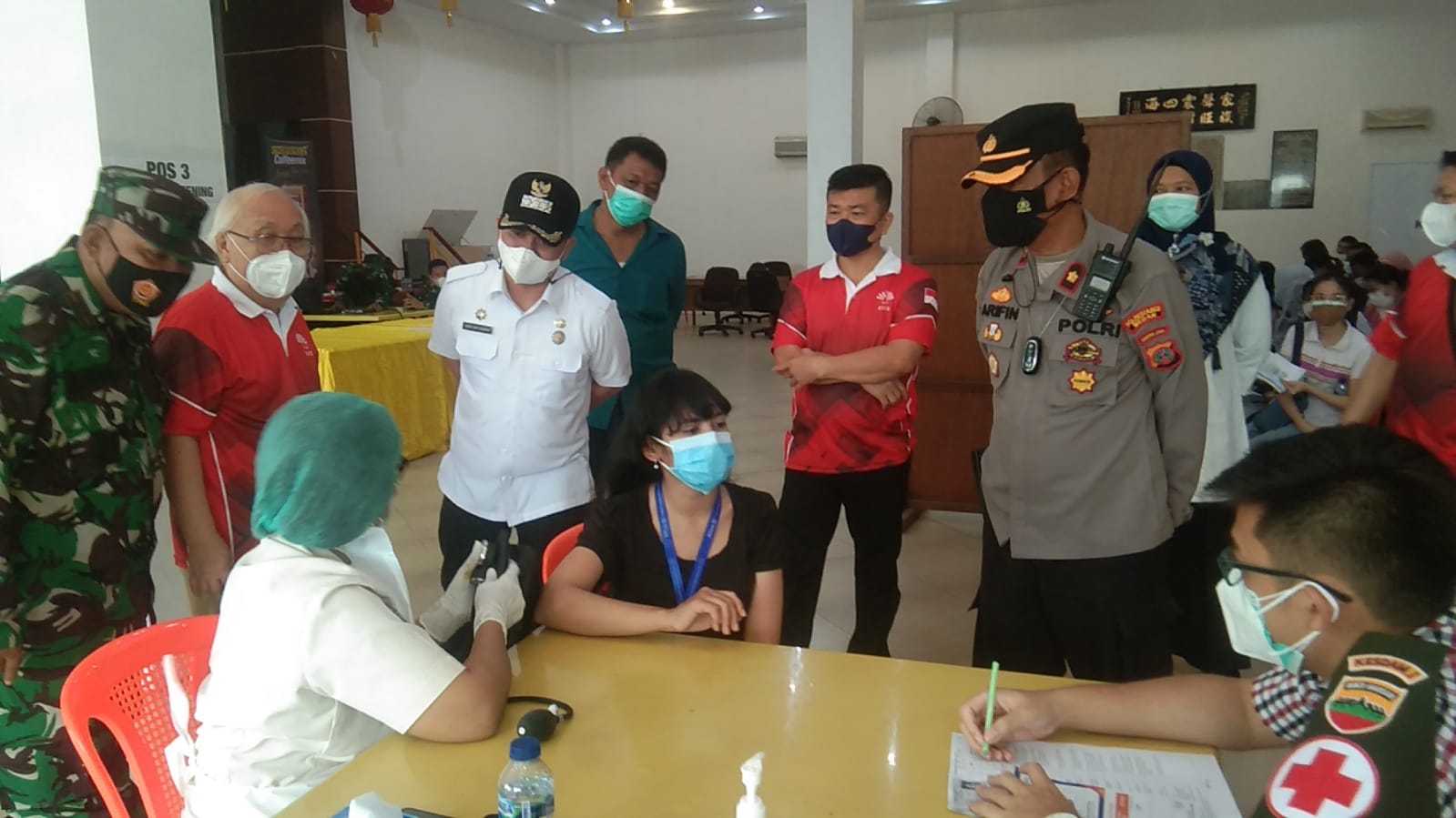 Camat Medan Timur M Odi Anggia bersama Kapolsek Medan Timur M.Aripin, SH beserta Danramil 02/MT.Kapt.Kav.Bina Satria Sembiring saat Memantau pelaksanaan Serbu Vaksinasi  TNI – Polri di  Gedung Wijaya jalan Mahoni Kel.Gaharu Kec. Medan Timur, Rabu ( 3/11/2021). Beritasore/Muslim Lubis