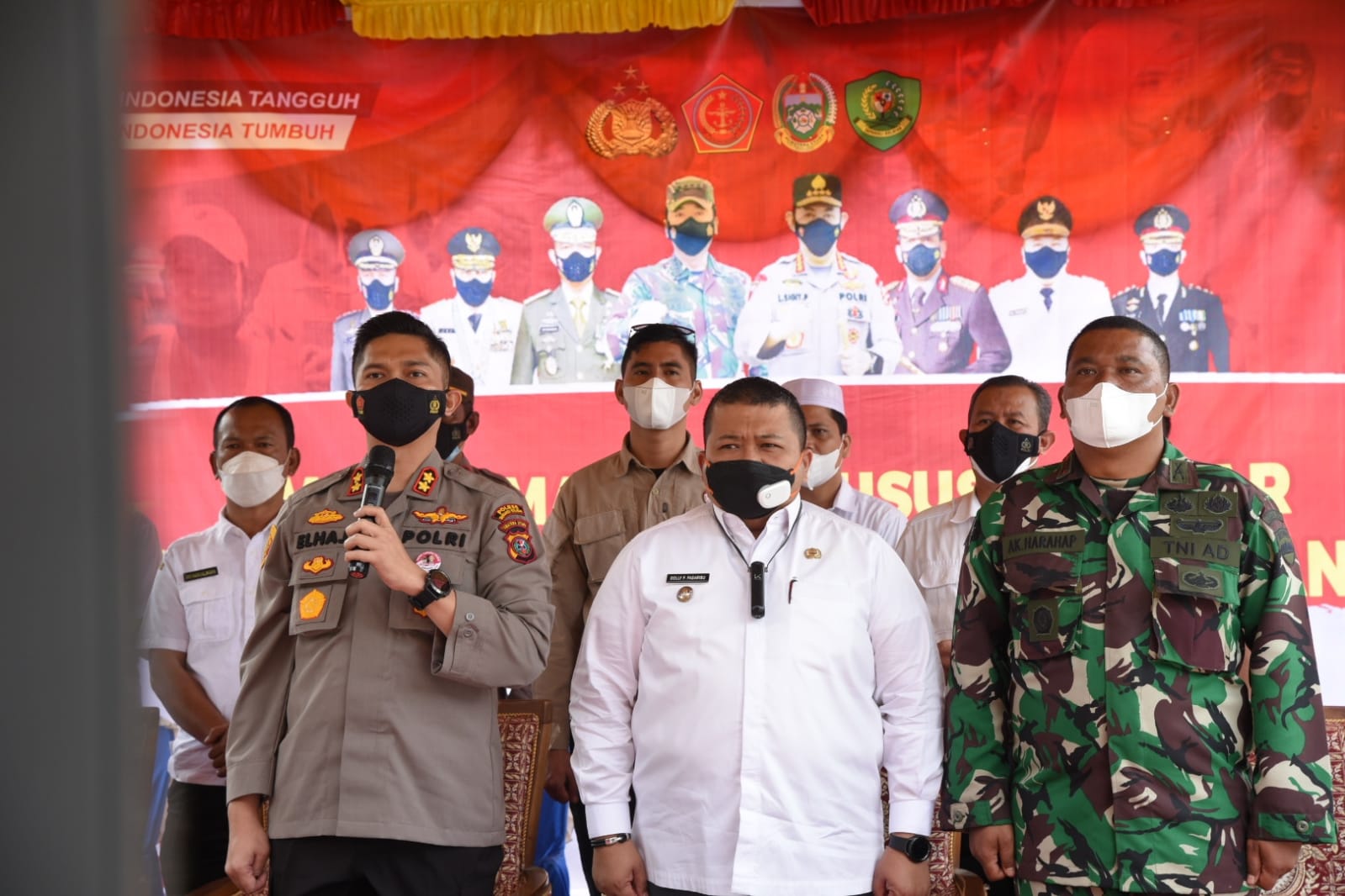 Bupati Tapanuli Selatan (Tapsel), H Dolly Pasaribu, SPt, MM, (tengah) usai mengikuti rapat koordinasi (Rakor) secara zoom meeting dengan Gubernur bersama Forkopimda, Bupati, dan Walikota se-Sumut, di SMAN 1 Sipirok, Rabu (3/11). beritasore/Birong RT