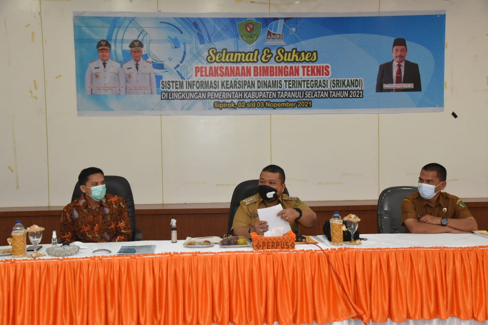 Bupati Tapanuli Selatan (Tapsel) H Dolly Pasaribu, SPt, MM, sedang membuka pelaksanaan bimbingan eknis (Bimtek) Sistem Informasi Kearsipan Dinamis Terintegrasi (Srikandi) di lingkungan Pemkab Tapsel tahun 2021 di Aula Bappeda setempat, Selasa (02/11). beritasore/Birong RT